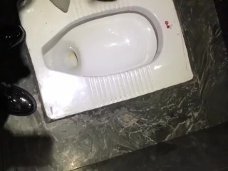 Trans Chinesa sendo masturbada no banheiro publico